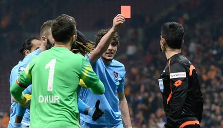 Video: Divoký zápas v Istanbule, hráč vylúčil rozhodcu