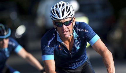 Lance Armstrong si uctí mŕtvych jazdcov