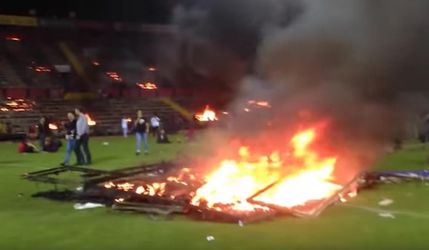 Video: Tureckí fanúšikovia podpálili vlastný štadión