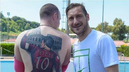Video: Francesco Totti si pozval fanúšika s Tottim na chrbte