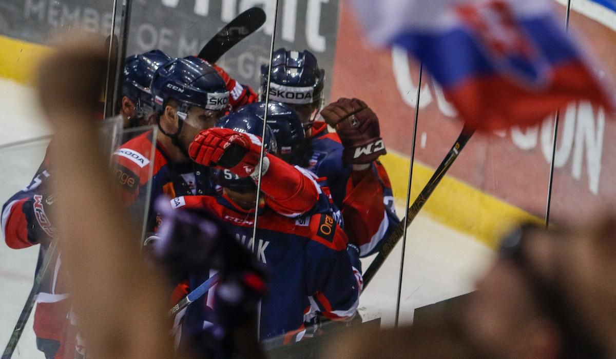 Slovensko, hraci, radost, pokope, vs. Dansko, Euro Hockey Challenge, Apr2016