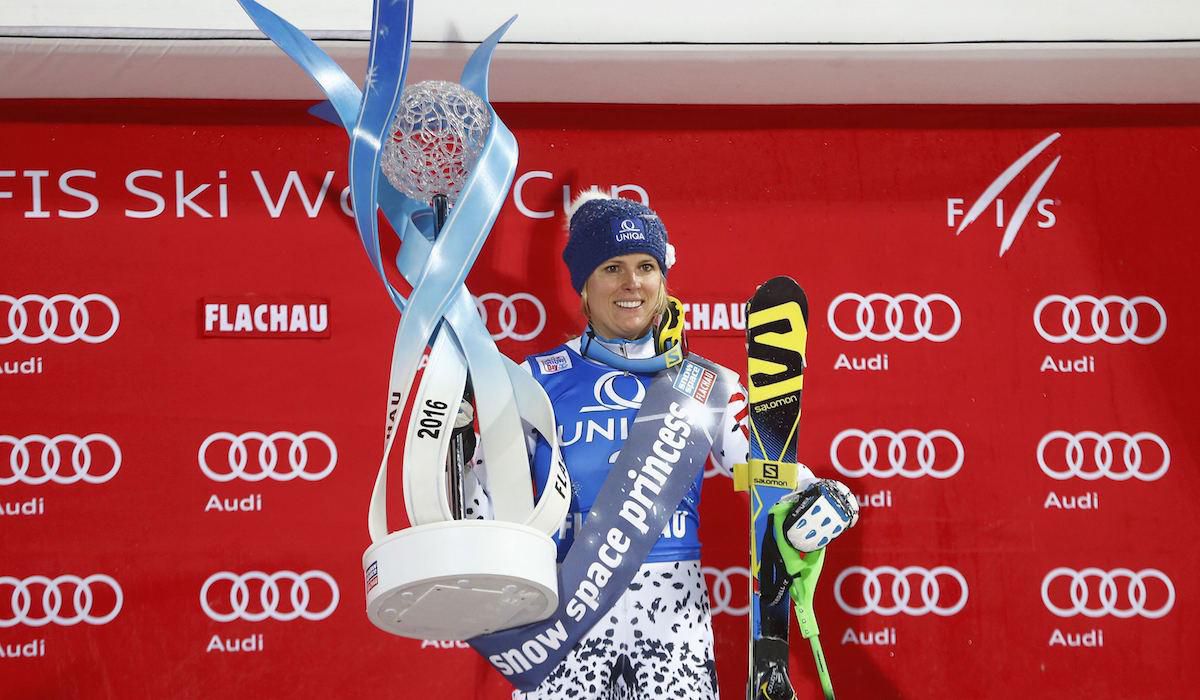 Veronika Velez Zuzulova Flachau podium trofej jan16