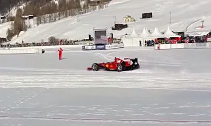 Splašené kone pod kapotou Ferrari na snehu