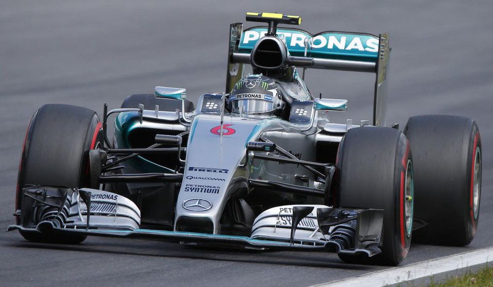 Mercedes vynechá úvodné testy pneumatík