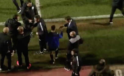 Video: Majiteľ Leytonu Orient kopol asistenta trénera, dostal dištanc