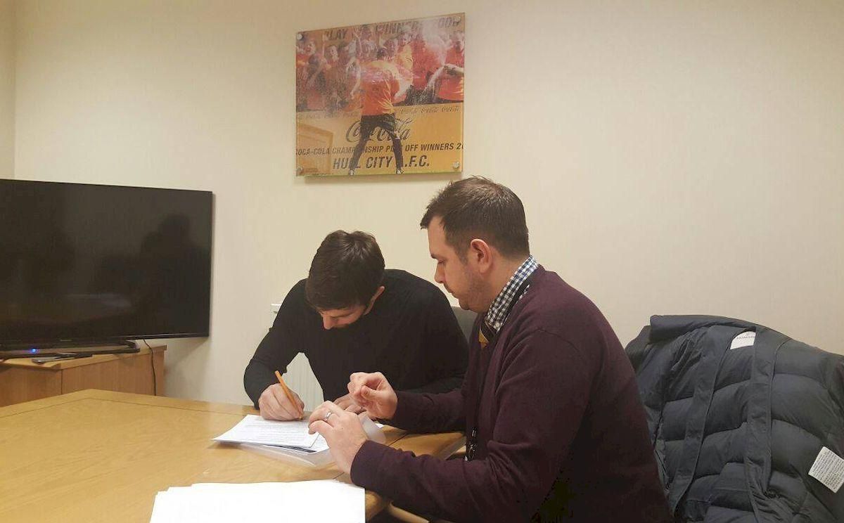 Dusan Kuciak Michal Holescak Hull City FC podpis feb16 Sport.sk