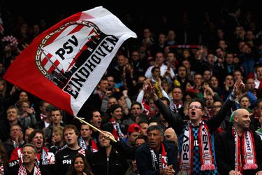 Fanúšikovia Eindhovenu zaháňali smútok výtržnosťami