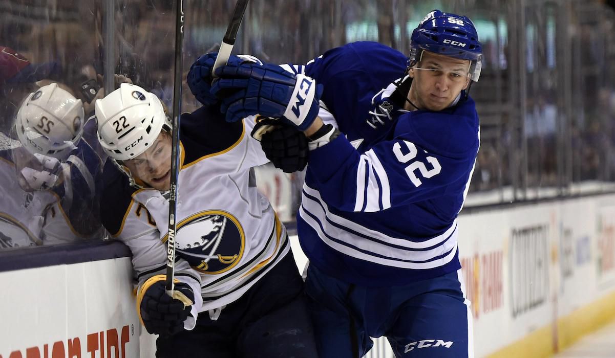 Martin Marincin, Toronto Maple Leafs, vpravo, vs. Johan Larsson, Buffalo Sabres, NHL, Mar2016