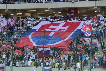 Video: Plné tribúny odprevádzali slovenských futbalistov na EURO hymnou