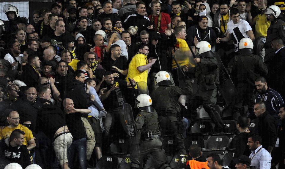 Grécka vláda pre násilnosti fanúšikov zrušila pohárové zápasy