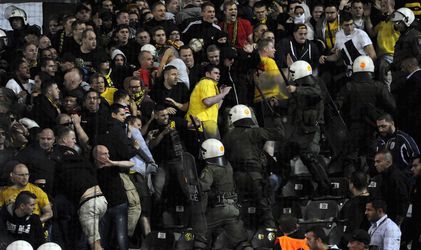 Grécka vláda pre násilnosti fanúšikov zrušila pohárové zápasy