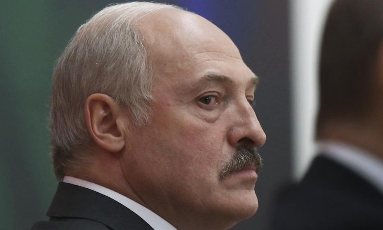 Metly namiesto hokejok? Lukašenkov drsný odkaz hokejistom