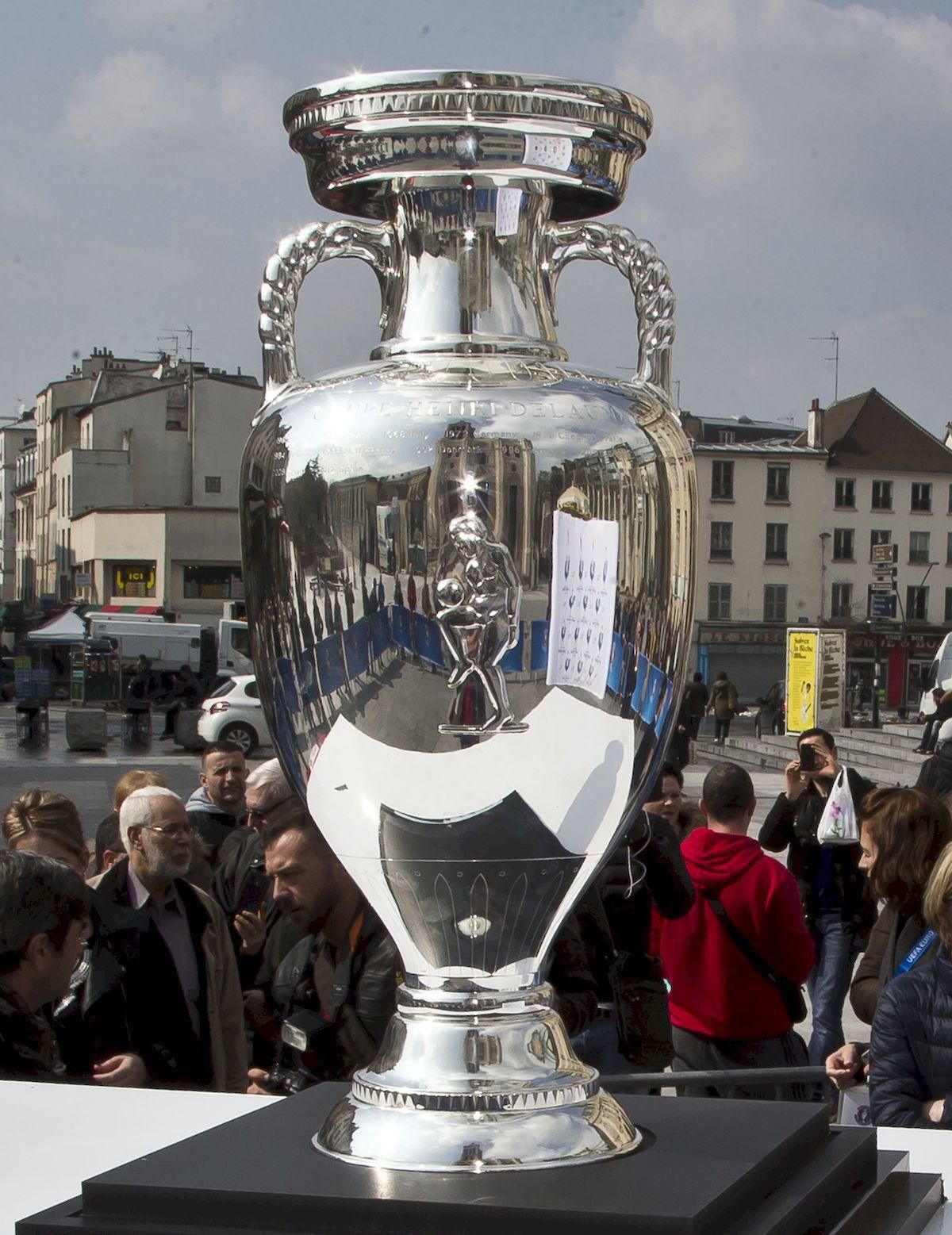 Trofej EURO 2016 predstavenie apr16 2 TASR