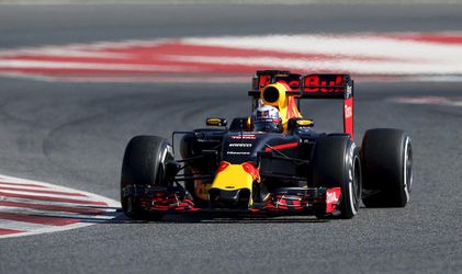 Šéf Red Bullu zúri a hrozí odchodom z F1
