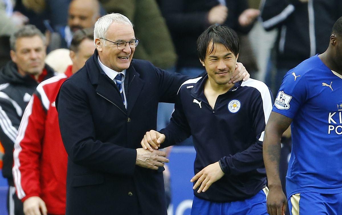 Caludio Ranieri Sinji Okazaki Leicester City apr16 Reuters