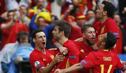Video: Španieli sa trápili s Čechmi, v závere ich spasil Piqué