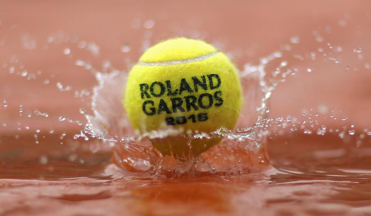 Roland Garros 2016, lopticka v dazdi, Foto2, Maj2016