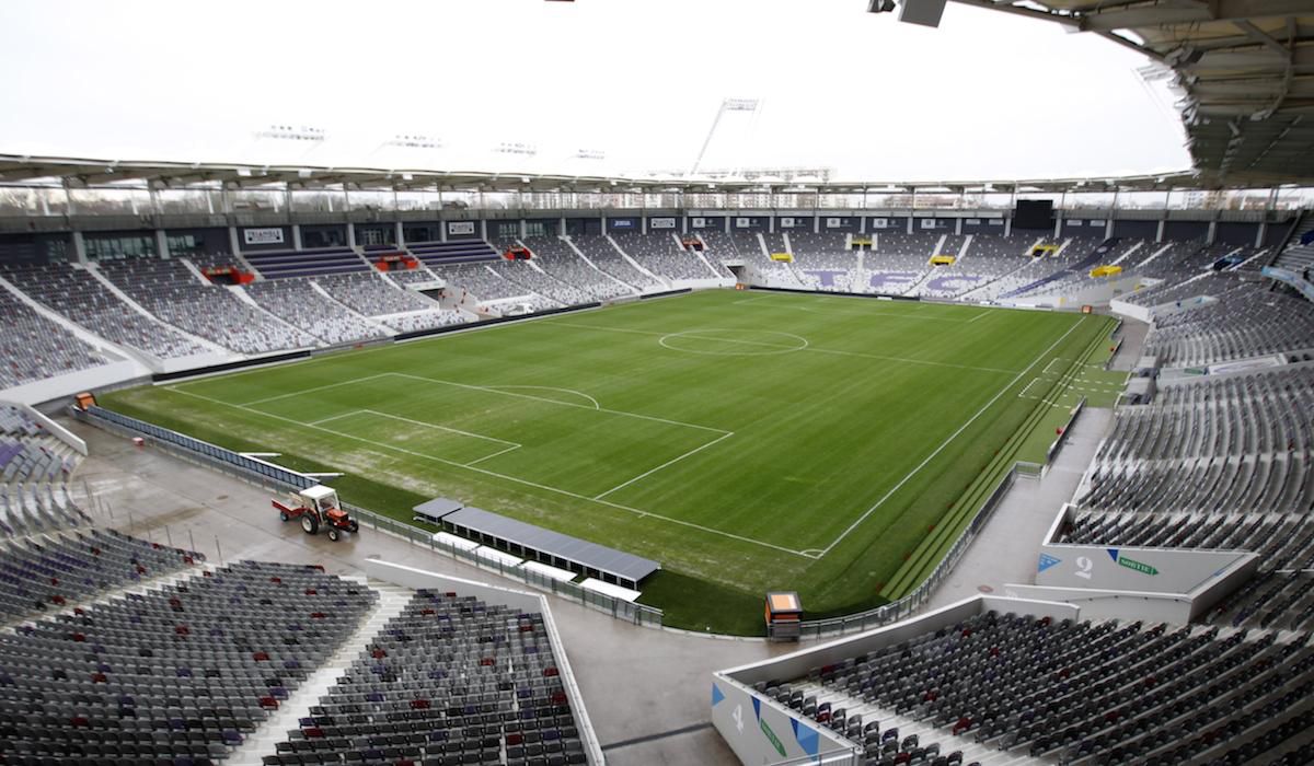 Stadium английский. Английские стадионы. Стадионы Англии по футболу. Футбольные стадионы Англии. Классический английский стадион.