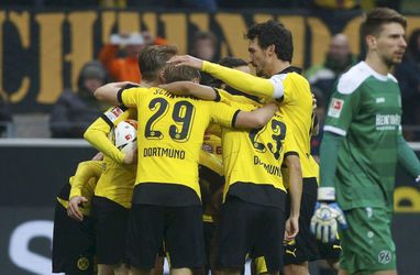 Video: Dortmund spasil Mchitarjan, Pekarík po návrate bez bodu