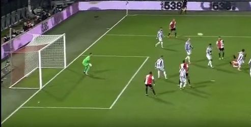 Video: Ani perfektné nožničky nezachránili body pre Feyenoord