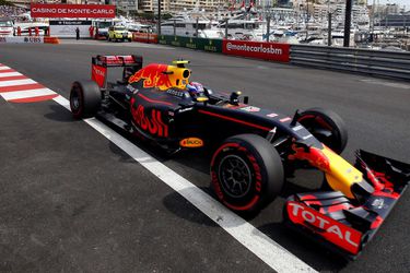 Red Bull predĺžil zmluvu s Renaultom do roku 2018