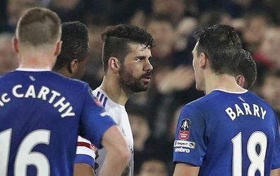 Video: Chelsea skončila, nepríčetný Costa uhrýzol Barryho!