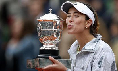 Video: Roland Garros: Serena padla, z titulu sa raduje Muguruzová