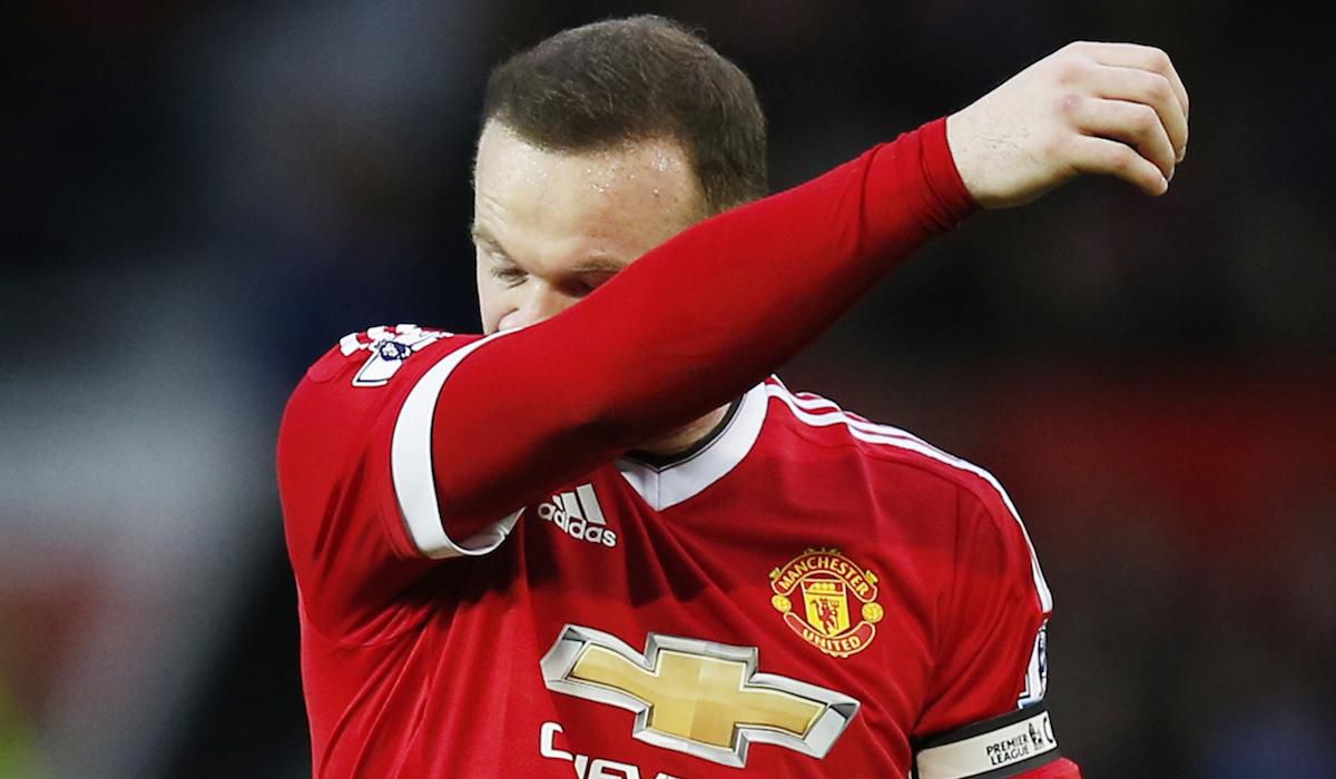 Wayne Rooney, Manchester United, sklamanie, utiera sa do rukava, Jan2016