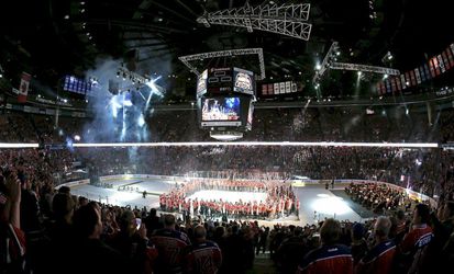 Video: Mrazivá rozlúčka v Edmontone: Gretzky a spol. opäť na ľade