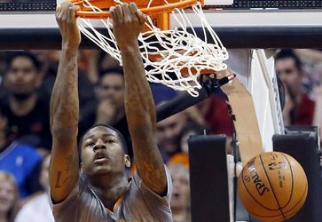 Video: NBA: Čiernu sériu Suns zastavil Goodwin, Lue začal s Cavs prehrou