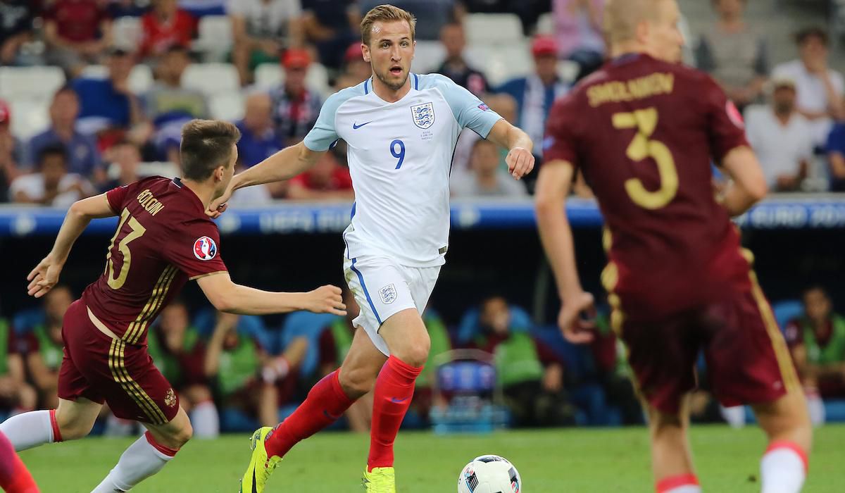 Alexander Golovin (Rusko), Harry Kane (Anglicko) a Igor Smoľnikov (Rusko) počas zápasu skupiny B Majstrovstiev európy 2016 vo Francúzsku