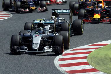 Video: VC Španielska: Hamilton a Rosberg po vzájomnej kolízii mimo hry