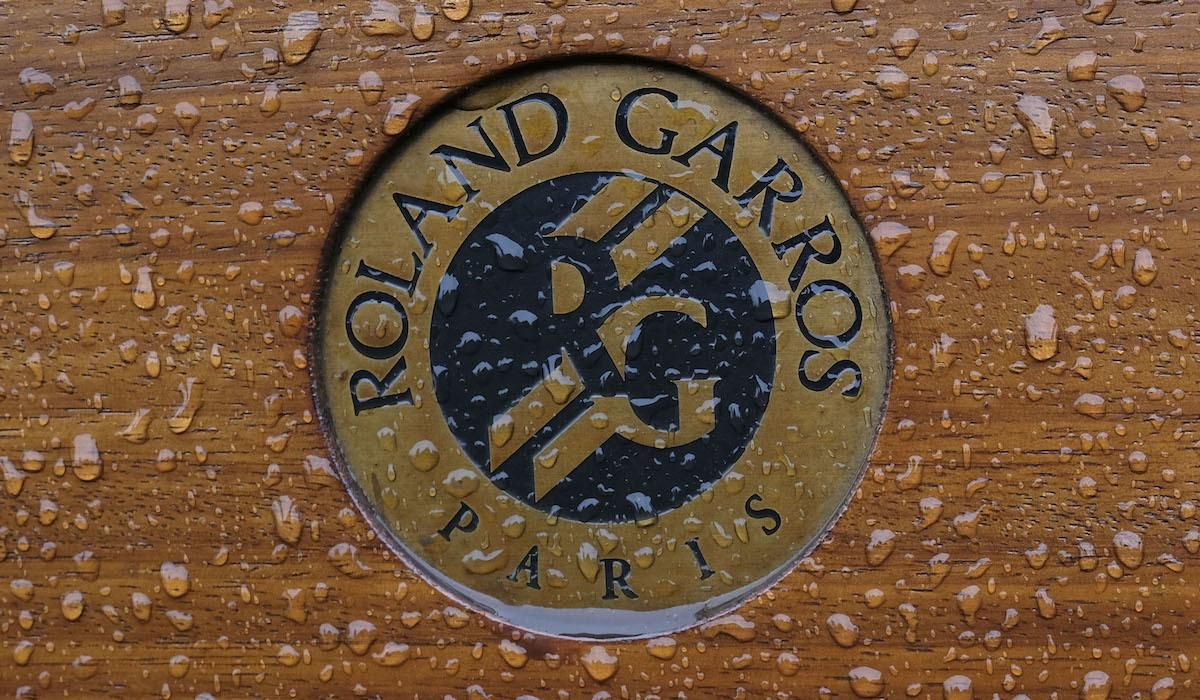 Roland Garros, drevene logo, dazd, Maj2016