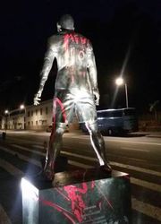 Hanba a úbohosť, fanúšikovia Messiho zneuctili Ronaldovu sochu