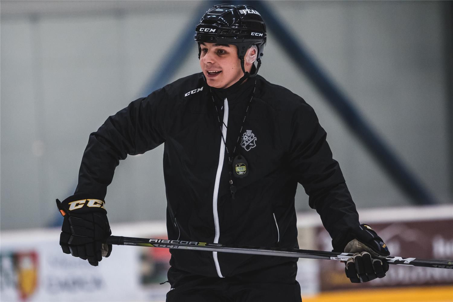 Dvadsaťdeväťročný tréner Martin Dendis vo Švédsku skvele napreduje. Po rokoch v Linköpingu, kde bol aj asistent pri mužoch, sa posunul do AIK Štokholm. Je hlavný tréner juniorského tímu do 20 rokov a pomáha aj pri budovaní akadémie. F