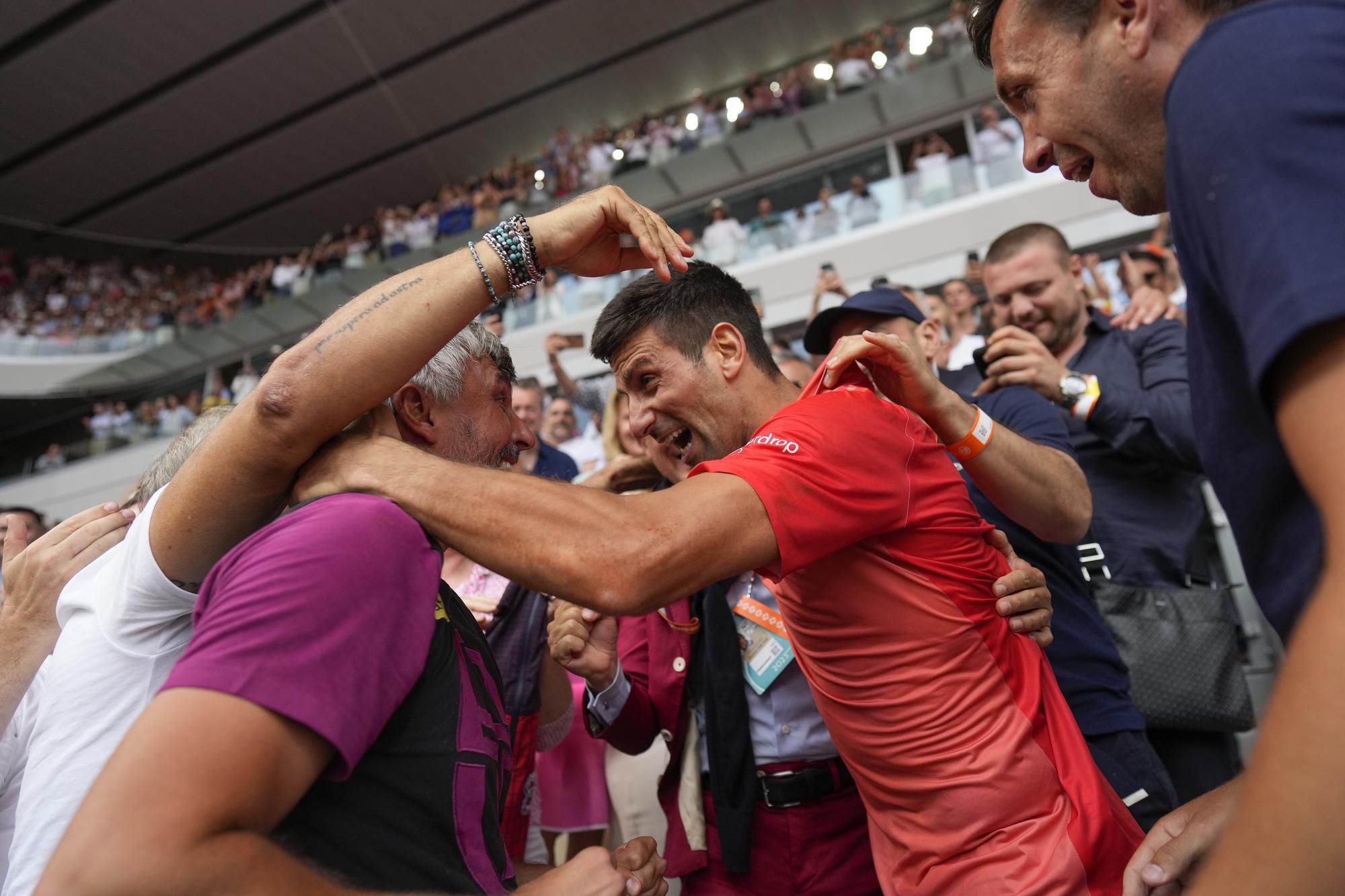 Novak Djokovič v objatí so svojím súčasným koučom Goranom Ivaniševičom po parížskom triumfe.