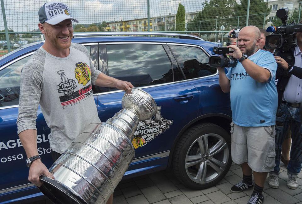 Video: Takto to vyzerá, keď veľký človek prinesie domov Stanley Cup