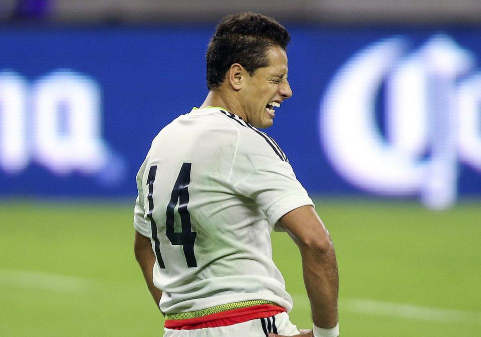 Chicharito si zlomil kľúčnu kosť, bude mimo takmer mesiac