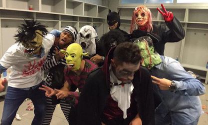 Video: Hráči Barcy v strašidelných maskách prepadli tlačovku