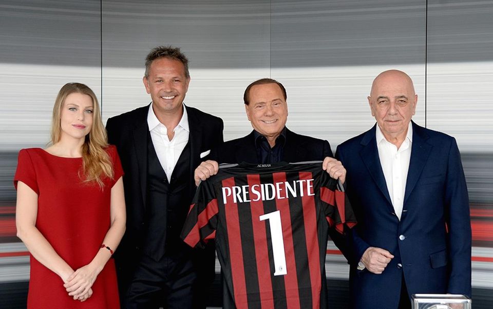 Tréner AC Miláno má nôž na krku, šéf Berlusconi chce Ligu majstrov