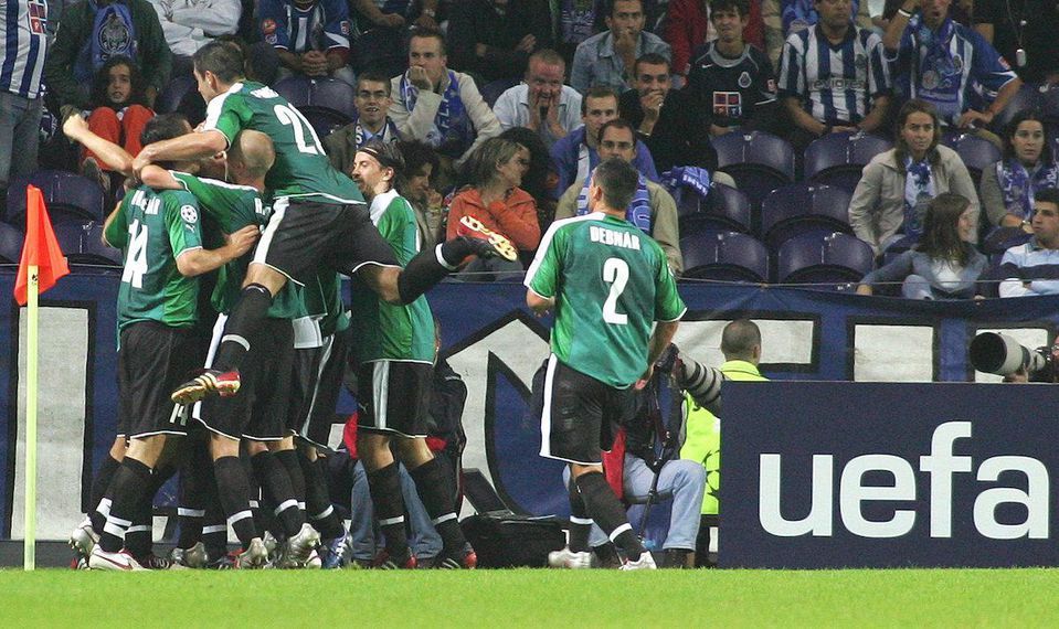 Futbalisti Artmedie Bratislava oslavujú gól v Lige majstrov.