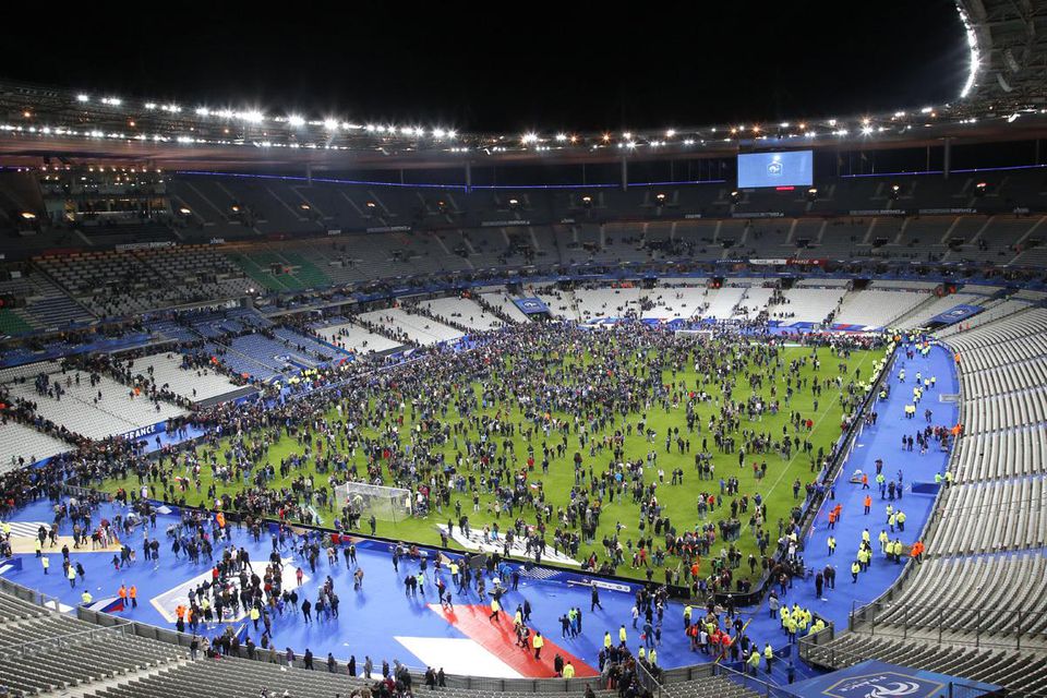 Video: Stade de France otriasli výbuchy, vydesení ľudia po zápase na trávniku