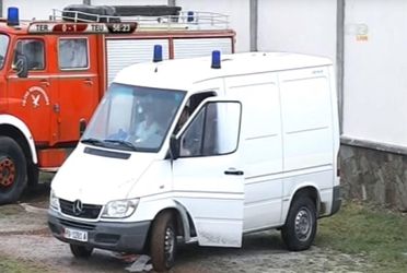 Video: Absurdita v Albánsku, sanitku s hráčom roztláčali hasiči