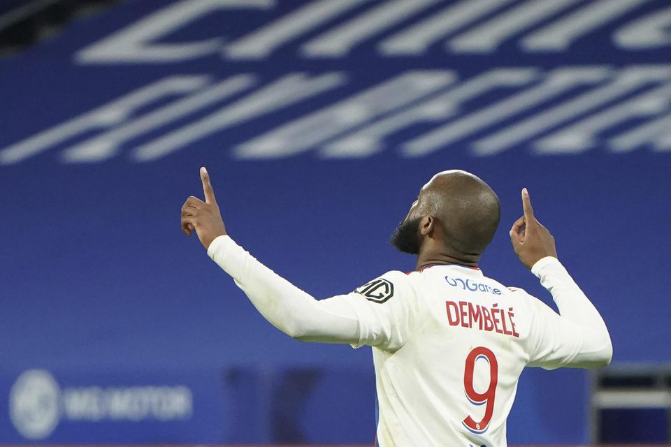 Futbalista Moussa Dembele z Lyonu sa teší z gólu.