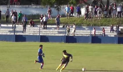 Video: Mladý uruguajský brankár šokoval odvážnym gólom