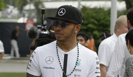 Hamilton bojuje s horúčkou, odložil odchod do Brazílie