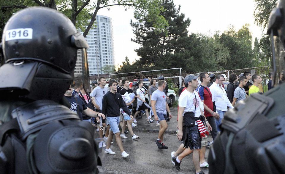 EL: Polícia našla u fanúšikov CZ Belehrad ručný granát