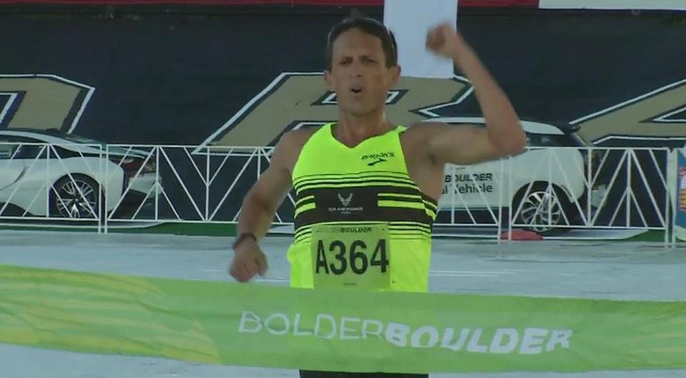 Video: Americký bežec prišiel o víťazstvo po predčasnej oslave