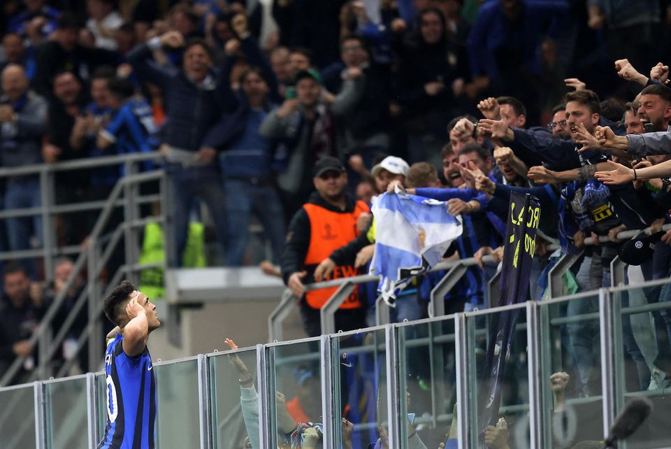 Lautaro Martinez (Inter Miláno) oslavuje s fanúšikmi