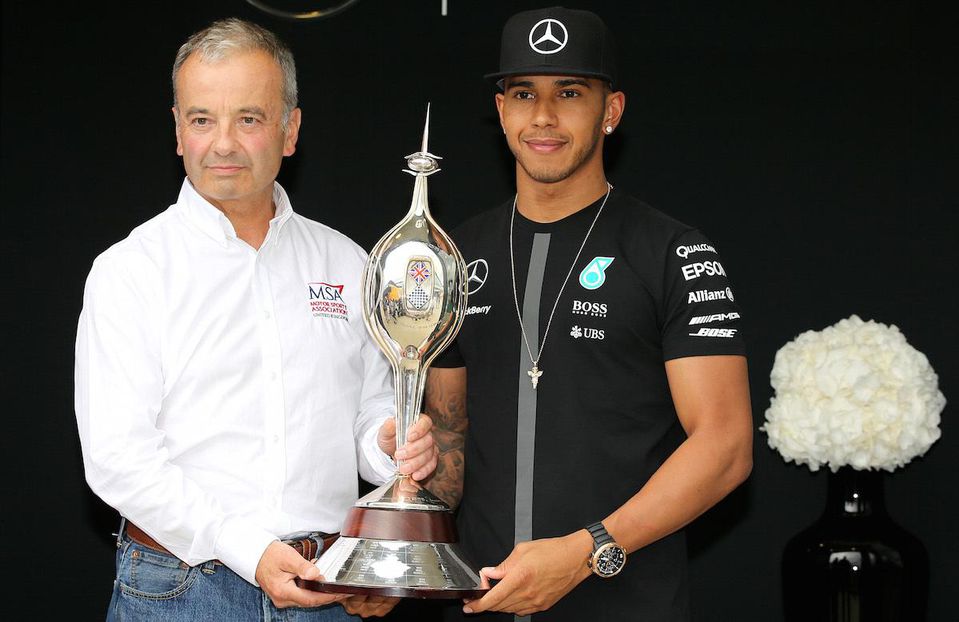 Lewis Hamilton dostal trofej Mika Hawthorna